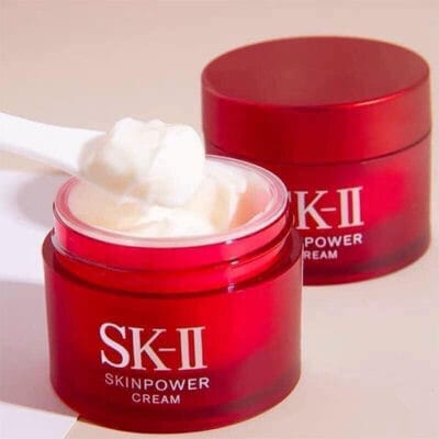 Với chất kem ẩm mịn, kem dưỡng SK-II Skinpower thấm nhanh và dễ dàng phát huy khả năng trẻ hóa da